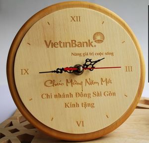 Đồng hồ gỗ để bàn làm quà tặng xưởng sx cnclaserhanoi